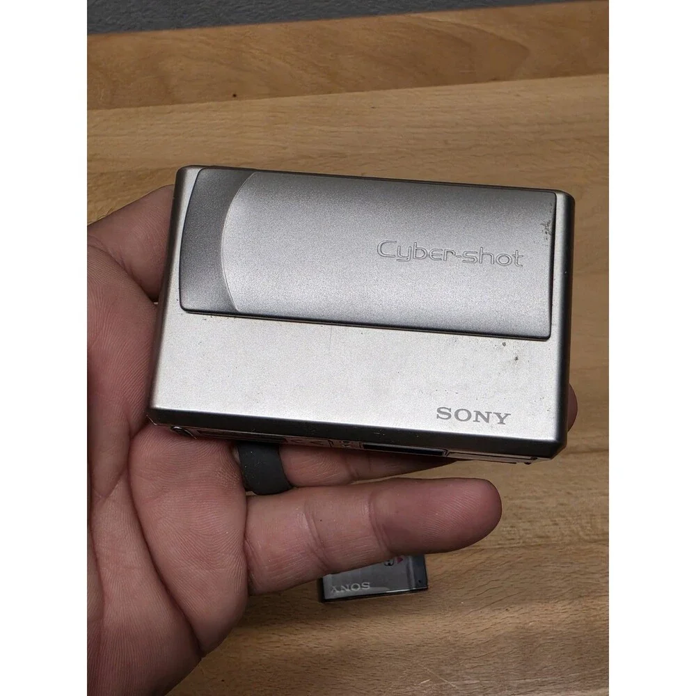 Sony Cyber-shot DSC-T1 5.0MP Digital Camera - Silver - Carl Zeiss 3X Optical